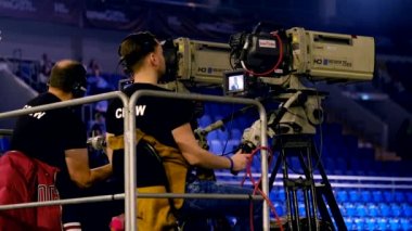 Teknik personel toplantısında çalışıyor