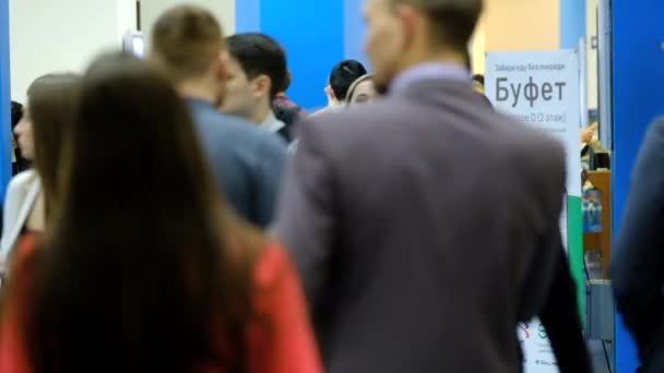 Visitors during the break of the conference have a rest and communicate in the hall — Stock Video