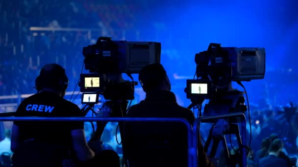 Il personale tecnico sta lavorando alla conferenza — Video Stock