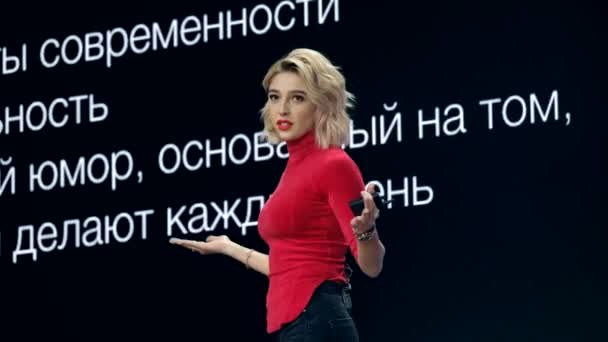Russische Promi-Bloggerin Anastasia Ivleeva tritt auf Geschäftskonferenz auf — Stockvideo
