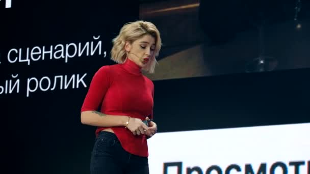 Rosyjski sławna Instagram blogger Anastasia Ivleeva wykonuje na konferencji biznesowej — Wideo stockowe