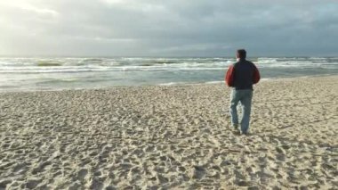 Orta Çağ adam yalnız denizde yürüyüş