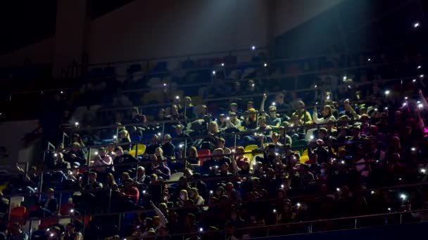 Los fans del concierto encendieron linternas en teléfonos inteligentes — Vídeos de Stock