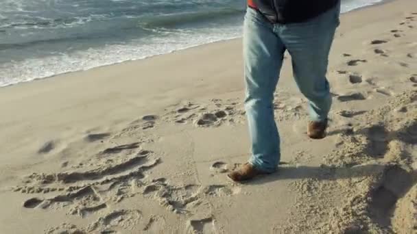 Középkorú férfi egyedül sétál a tengeren — Stock videók