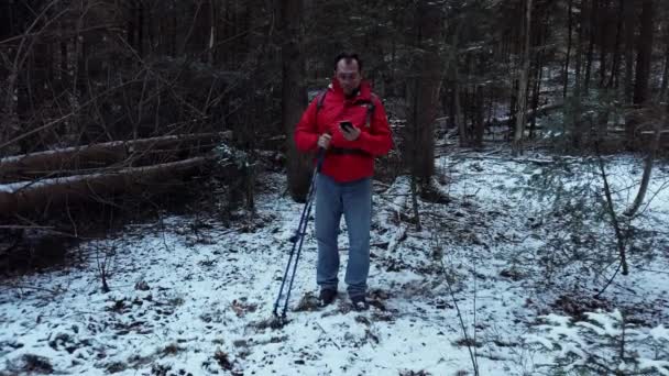 W średnim wieku człowiek Hiker stracił w drewnie — Wideo stockowe