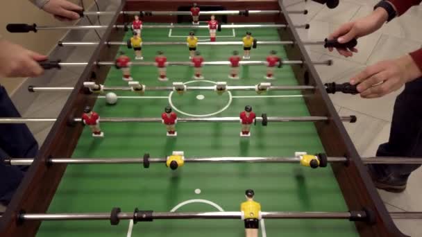 Dva muži hrající stolní fotbal — Stock video