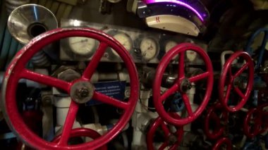 Eski bir denizaltının içi.