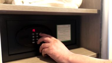 Adam otel odası güvenli kullanarak