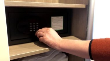 Adam otel odası güvenli kullanarak