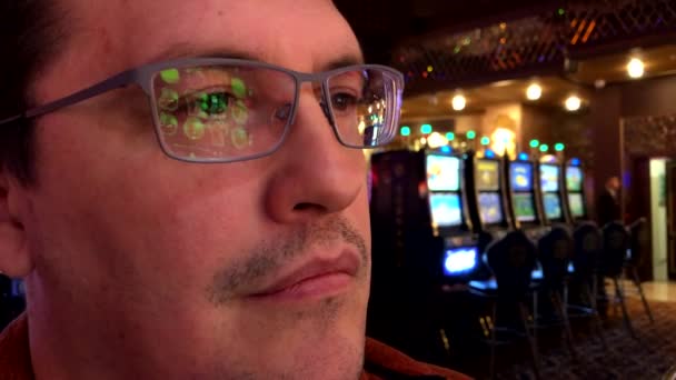 Férfi játszik kaszinó nyerőgép — Stock videók