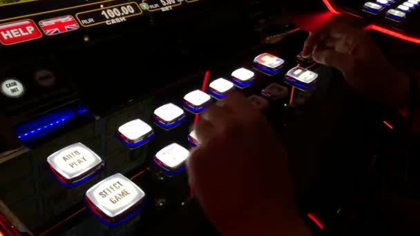 Man spelar spelmaskin i casino — Stockvideo