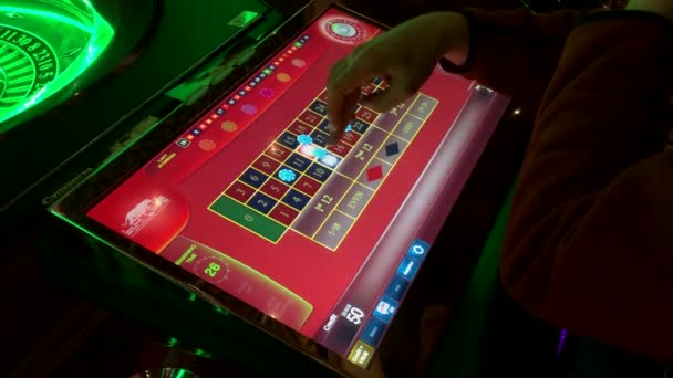 Man spelar spelmaskin i casino — Stockvideo