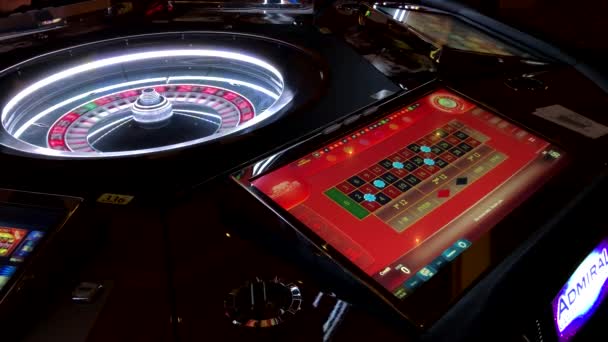 Hombre jugando máquina tragaperras en el casino — Vídeos de Stock