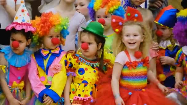 Неопознанные дети 4-5 лет в костюмах клоуна на вечеринке — стоковое видео