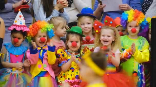 Unidentified children 4-5 years old in clown costumes at a party — Stock Video