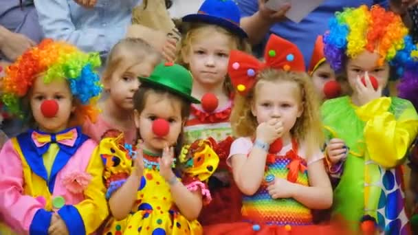 Niet geïdentificeerde kinderen 4-5 jaar oud in clown kostuums op een feestje — Stockvideo