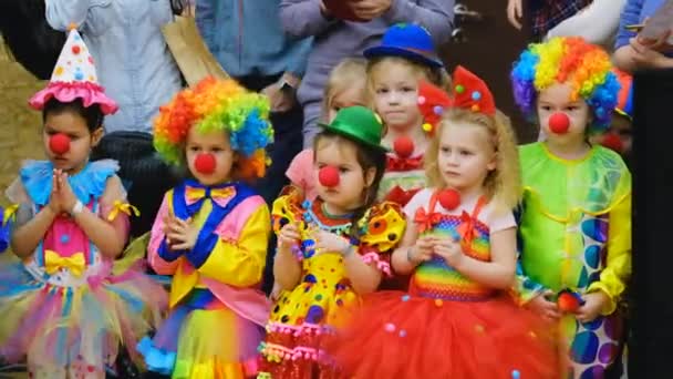 Неопознанные дети 4-5 лет в костюмах клоуна на вечеринке — стоковое видео
