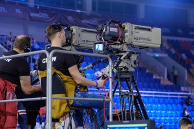 Teknik personel toplantısında çalışıyor