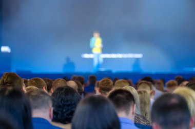 Öğretim görevlisi Konferansı'nda seyirci dinler