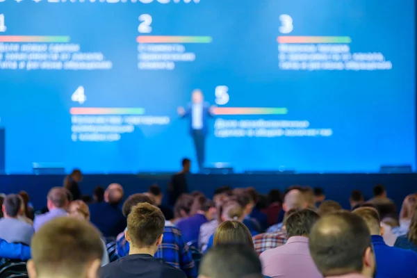 Il pubblico ascolta il docente alla conferenza — Foto Stock