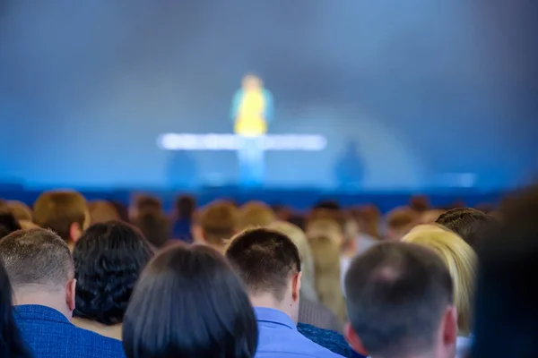 Il pubblico ascolta il docente alla conferenza — Foto Stock