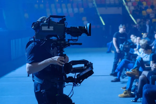 Hombre Steadicam trabajando en el pabellón — Foto de Stock