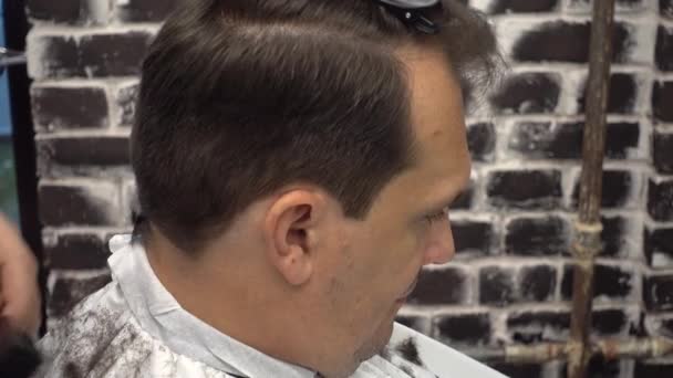 Uomo di mezza età che fa taglio di capelli barbiere — Video Stock