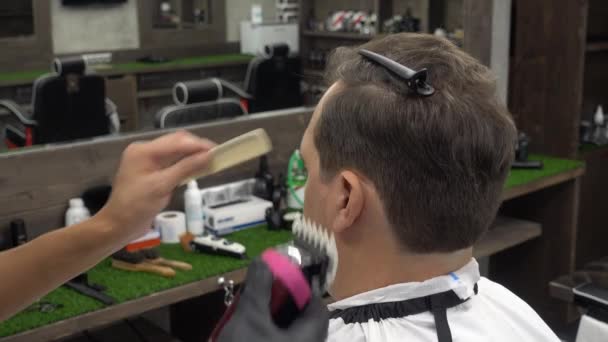 Homem de meia idade fazendo barbearia corte de cabelo — Vídeo de Stock