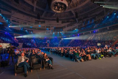 İnsanlar büyük kongre salonunda iş konferansına katılıyor