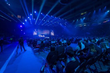 İnsanlar büyük kongre salonunda iş konferansına katılıyor