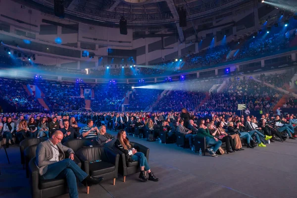 Люди принимают участие в бизнес-конференции в большом конгресс-зале — стоковое фото