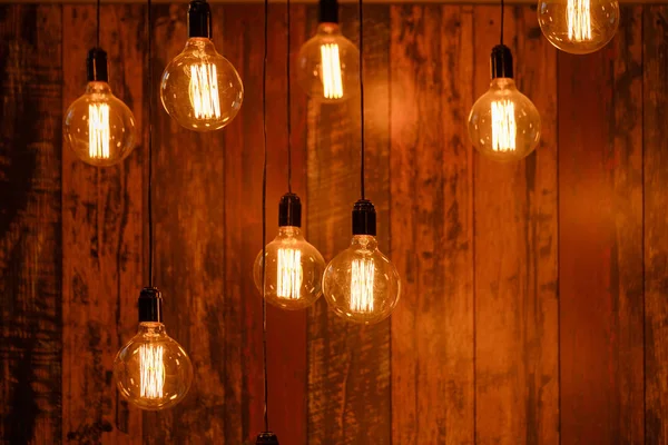 Edison glöd lampor i kafé interiör — Stockfoto