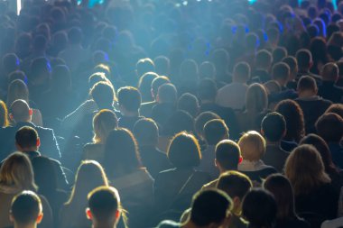 Öğretim görevlisi Konferansı'nda seyirci dinler