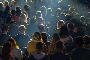 Öğretim görevlisi Konferansı'nda seyirci dinler