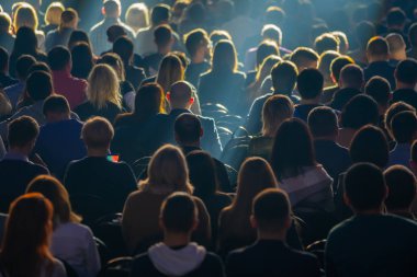 Öğretim görevlisi Konferansı'nda seyirci dinler
