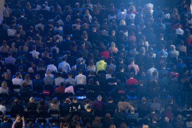 Öğretim görevlisi Konferansı'nda seyirci dinler