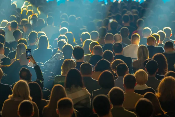 Publiek luistert naar de docent tijdens de conferentie — Stockfoto