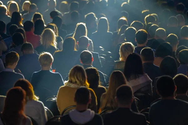 Öğretim görevlisi Konferansı'nda seyirci dinler