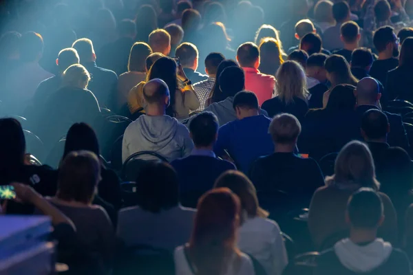 El público escucha al conferenciante en la conferencia — Foto de Stock