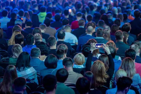 El público escucha al conferenciante en la conferencia — Foto de Stock