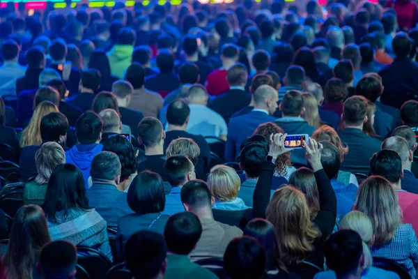 El público escucha al conferenciante en la conferencia — Foto de Stock