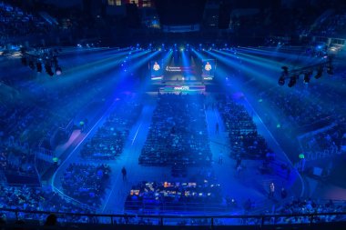 İnsanlar büyük kongre salonunda iş konferansına katılıyor