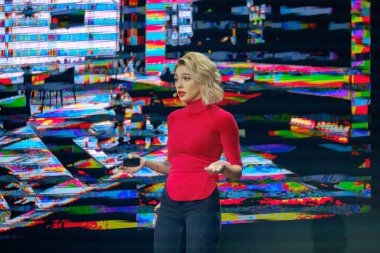 Rus ünlü instagram Blogger Anastasia ıvleeva iş toplantısında gerçekleştirir