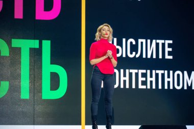 Rus ünlü instagram Blogger Anastasia ıvleeva iş toplantısında gerçekleştirir