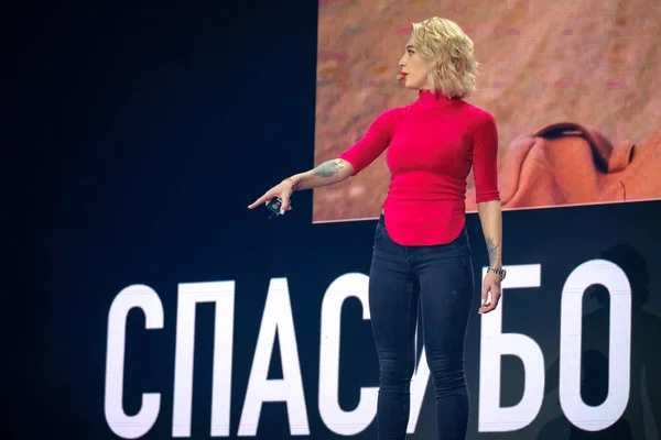 Ρωσικά blogger διασημότητα Instagram Αναστασία Ivleeva εκτελεί στο επιχειρηματικό συνέδριο — Φωτογραφία Αρχείου