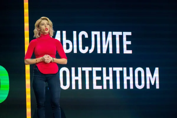 Ρωσικά blogger διασημότητα Instagram Αναστασία Ivleeva εκτελεί στο επιχειρηματικό συνέδριο — Φωτογραφία Αρχείου