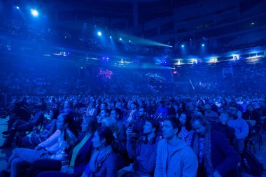 İnsanlar büyük kongre salonunda iş konferansına katılıyor