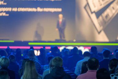 Öğretim görevlisi Konferansı'nda seyirci dinler