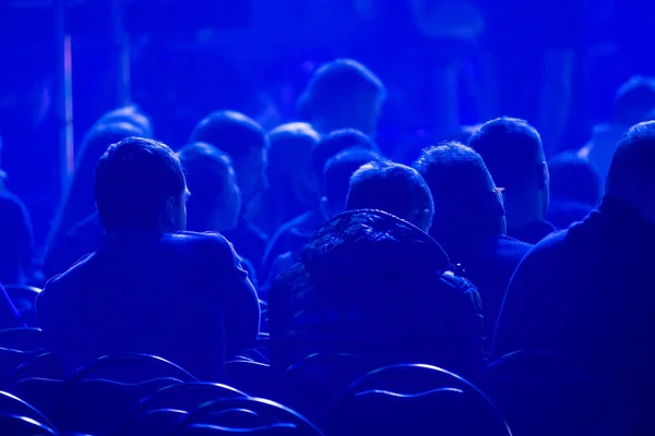 Publikum poslouchá přednášející na konferenci — Stock fotografie
