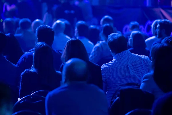 Audience listens to the lecturer at the conference — Stock Photo, Image